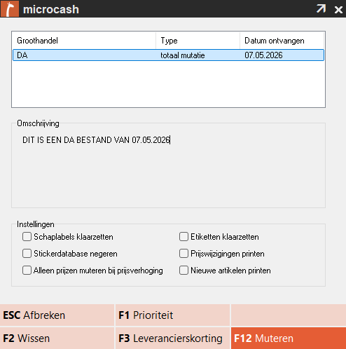 Screenshot van het mutatiescherm in Microcash. Bovenaan staat een overzicht met beschikbare mutaties, met kolommen voor Groothandel, Type en Datum ontvangen. Daaronder staat een omschrijvingsveld met extra informatie over de geselecteerde mutatie. In het onderdeel Instellingen staan verschillende opties die aangevinkt kunnen worden voordat de mutatie wordt verwerkt, zoals Schaplabels klaarzetten, Etiketten klaarzetten, Stickerdatabase negeren, Prijswijzigingen printen, Alleen prijzen muteren bij prijsverhoging en Nieuwe artikelen printen. Onderaan staan de functietoetsen ESC Afbreken, F1 Prioriteit, F2 Wissen, F3 Leverancierskorting en F12 Muteren.