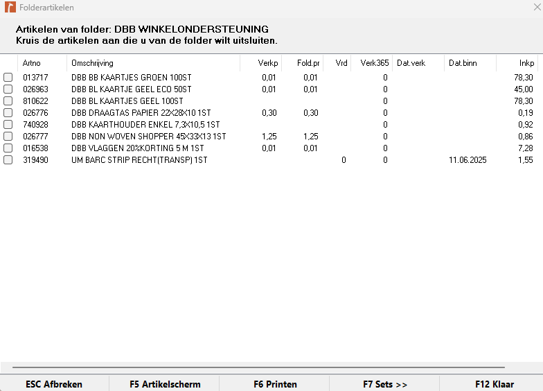 Screenshot van het scherm Folderartikelen in Microcash. In dit scherm wordt een lijst getoond met artikelen die aan een geselecteerde folder zijn gekoppeld. Bovenaan staat de naam van de folder en de instructie dat artikelen kunnen worden aangekruist om deze van de folder uit te sluiten. In de tabel staan artikelgegevens zoals artikelnummer, omschrijving, verkoopprijs, folderprijs, voorraad, verkoop afgelopen 365 dagen, datum verkoop, datum binnenkomst en inkoopprijs. Links van elke artikelregel staat een selectievakje. Onderaan staan de acties ESC Afbreken, F5 Artikelscherm, F6 Printen, F7 Sets en F12 Klaar.