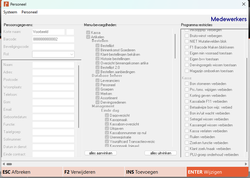Screenshot van het scherm Personeel in Microcash. Links staan de persoonsgegevens van een medewerker, zoals korte naam, barcode, beveiligingscode, rol, naam, adres, telefoonnummer, e-mail en functie. In het midden staan menu-bevoegdheden, waarmee per onderdeel kan worden ingesteld welke functies de medewerker mag gebruiken. Rechts staan programma restricties, waarmee specifieke acties kunnen worden verboden, zoals korting geven, kassalade openen, bon storneren of inkoopprijzen bekijken. Onderaan staan de acties ESC Afbreken, F2 Verwijderen, INS Toevoegen en ENTER Wijzigen.