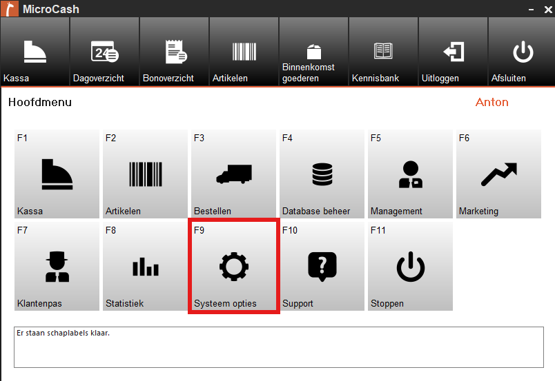 Screenshot van het Microcash hoofdmenu waarbij de tegel F9 – Systeem opties rood is omlijnd. Deze tegel wordt gebruikt om het menu met systeeminstellingen te openen.