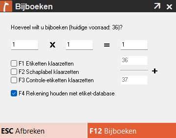 Venster Bijboeken in Microcash. In dit scherm kan voorraad worden bijgeboekt voor het huidige artikel. Bovenaan staat de vraag hoeveel er moet worden bijgeboekt, met daarbij de huidige voorraad. In het midden wordt de berekening getoond van het aantal maal het bestelveelvoud en de nieuwe voorraad. Daaronder staan opties om etiketten, schaplabels of controle-etiketten klaar te zetten. De optie Rekening houden met etiket-database is aangevinkt. Onderaan staan de knoppen ESC Afbreken en F12 Bijboeken.