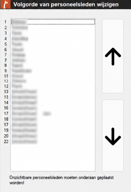 Screenshot van het scherm Volgorde van personeelsleden wijzigen in Microcash. Links staat een genummerde lijst met personeelsleden. Rechts staan een pijl omhoog en een pijl omlaag waarmee het geselecteerde personeelslid in de lijst kan worden verplaatst. Onderaan staat de melding dat onzichtbare personeelsleden onderaan geplaatst moeten worden.